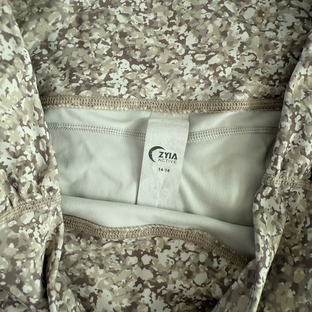 Zyia Bentonite Ruched Pocket Hi-rise 7/8 24" Leggings and Sports Bra 2 piece set - Picture 7 of 13